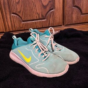 Women’s Nike size 7 tennis shoe